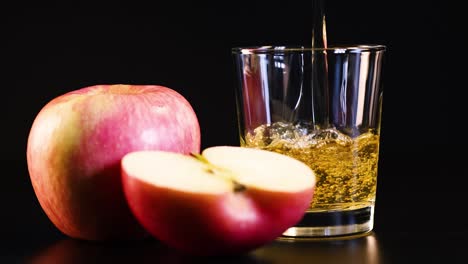 el jugo de manzana se vierte junto a las manzanas frescas