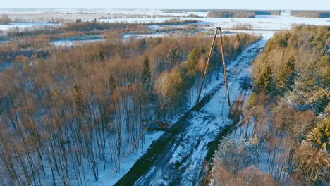 Instalación-De-Torre-De-Transmisión.-Conjunto-De-Líneas-De-Transmisión-Eléctrica.-Líneas-Eléctricas