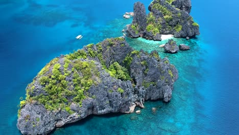 Aerial-reveal-of-small-rocky-islands-in-El-Nido,-Palawan,-Philippines