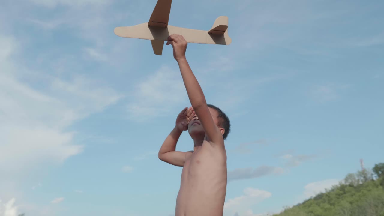 장난감 비행기를 가지고 노는 아이