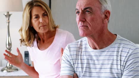 pareja de alto nivel teniendo una discusión en el dormitorio