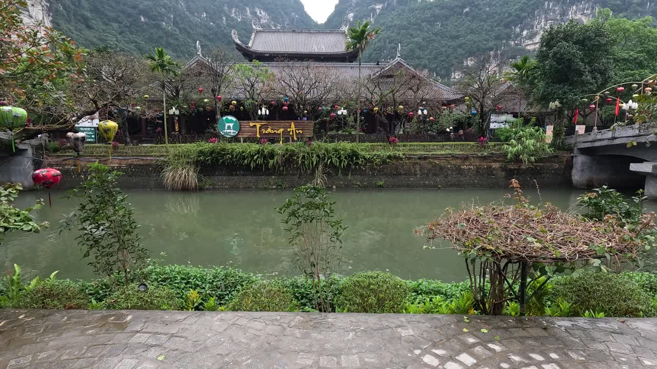 time-lapse de una orilla del río con luz cambiante