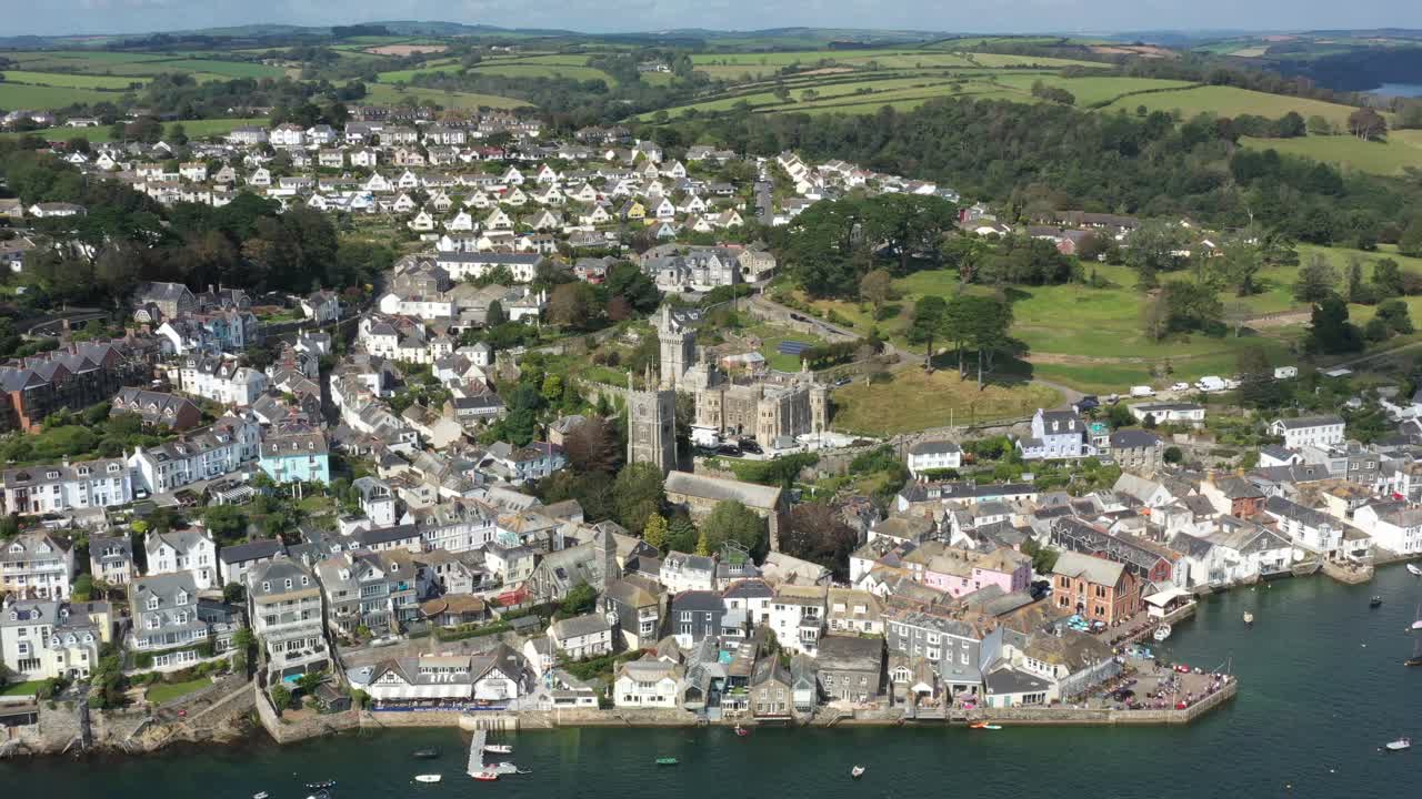 amplia vista aérea ascendente de la iglesia parroquial de fowey y porphry hall en la ciudad de fowey, cornualles, reino unido