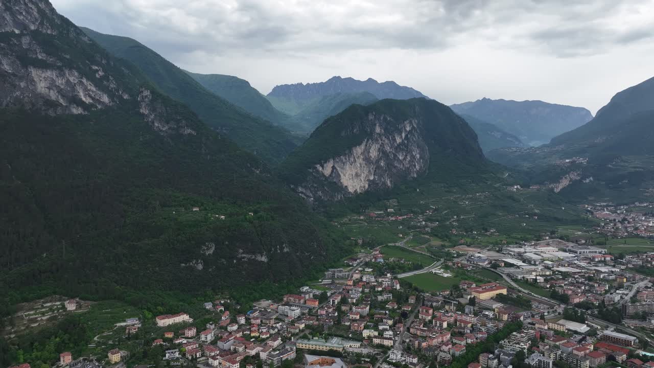 lago de garda, montaña, pueblo