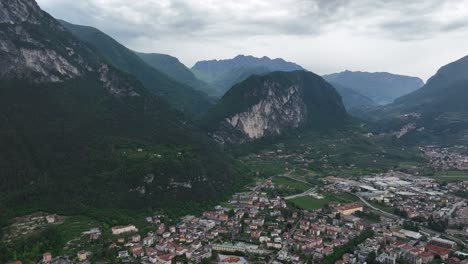 Lago-De-Garda,-Montaña,-Pueblo