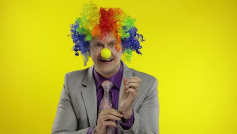 el payaso empresario empresario jefe con peluca muestra trucos con billetes de dinero