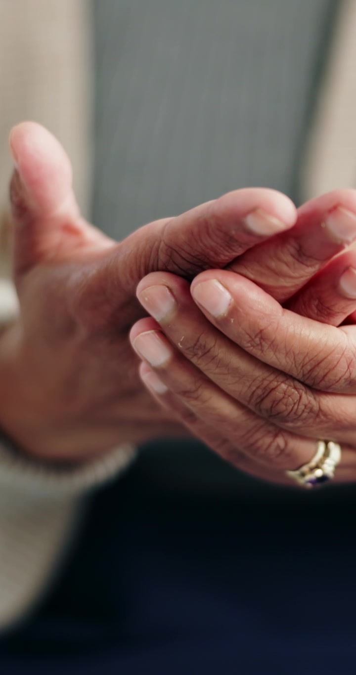 Primo Piano di una Persona che si Sfrega le Mani per Conforto o Calore