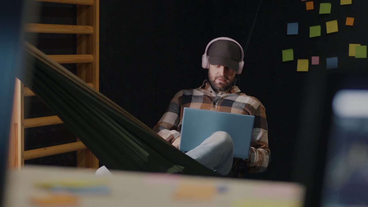 hipster trabajando en una computadora portátil en un entorno de oficina informal moderno