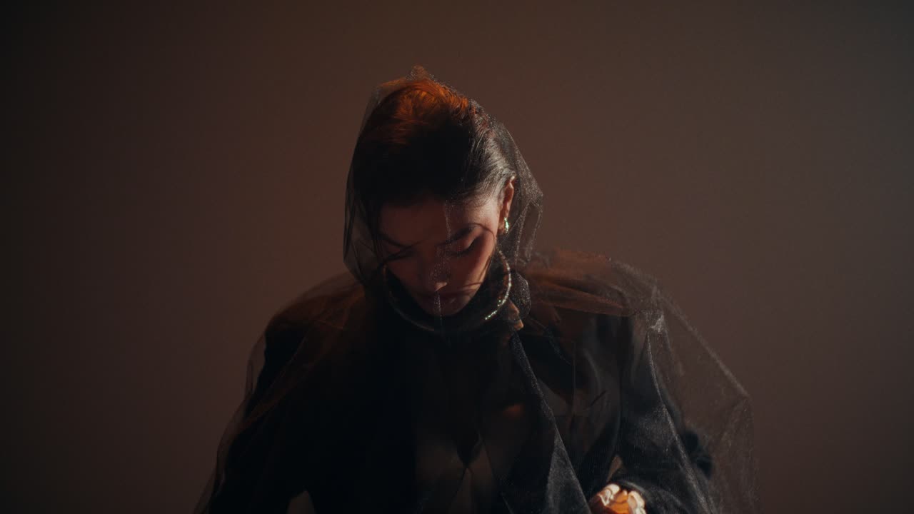 Ritratto di una donna in uno studio