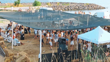 grupo de amigos divirtiéndose y bailando en la playa