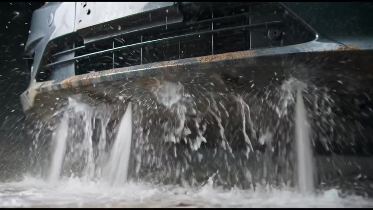 Getti d'acqua ad alta pressione che puliscono il sottoscocca dell'auto