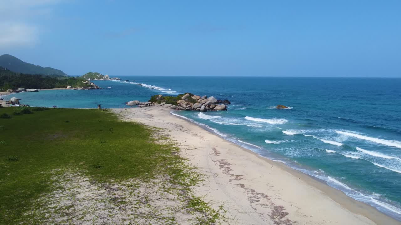 hermosa playa alineada con espumosas olas blancas del océano que chocan contra la orilla