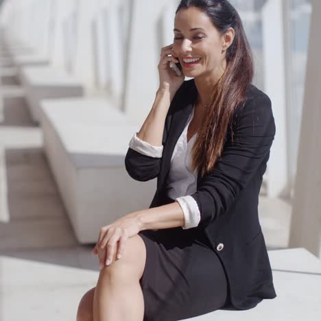 Elegante-Mujer-Joven-En-Un-Pueblo-Tropical