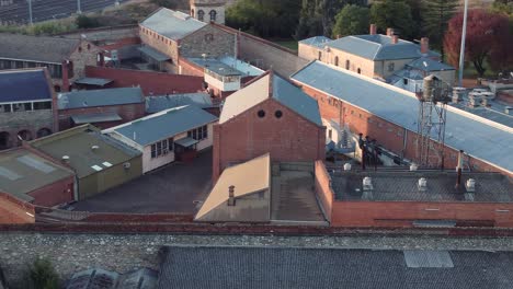 una fotografía de un avión no tripulado que muestra los edificios históricos de la antigua cárcel de adelaide