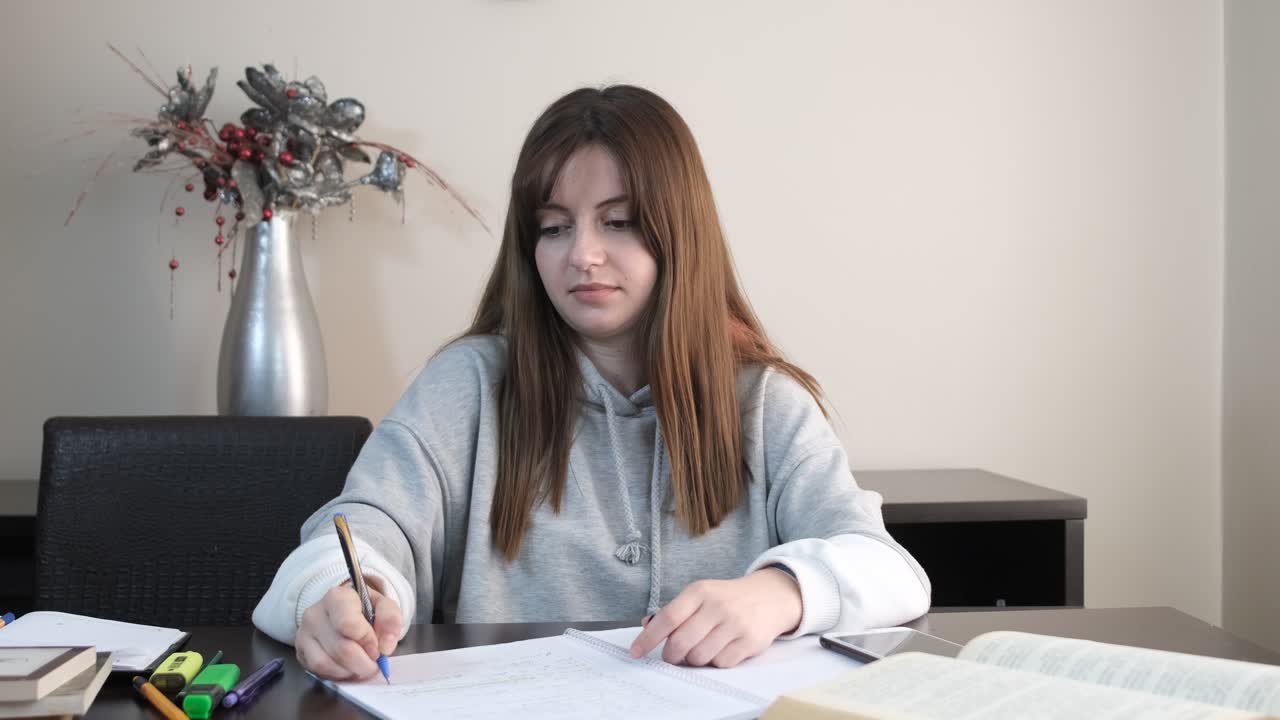 chica aburrida por estudiar