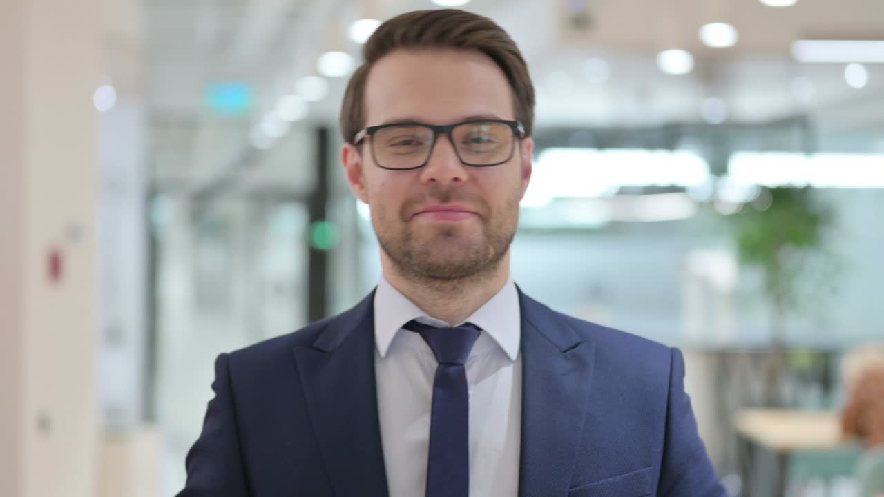 retrato de un hombre de negocios amoroso haciendo un signo de corazón a mano