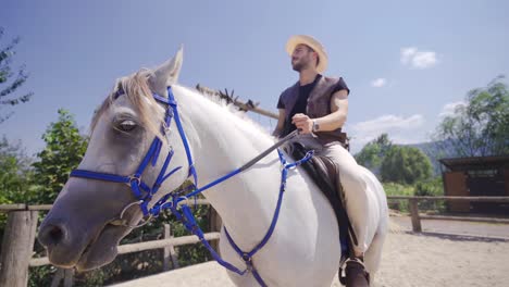 Der-Mann,-Der-Auf-Einem-Weißen-Pferd-Reitet.