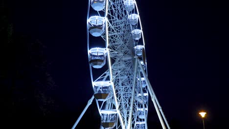 la gran rueda de la ferris en movimiento en brno, república checa en la plaza de moravske desde el lado durante la configuración para el evento de navidad capturado por la noche