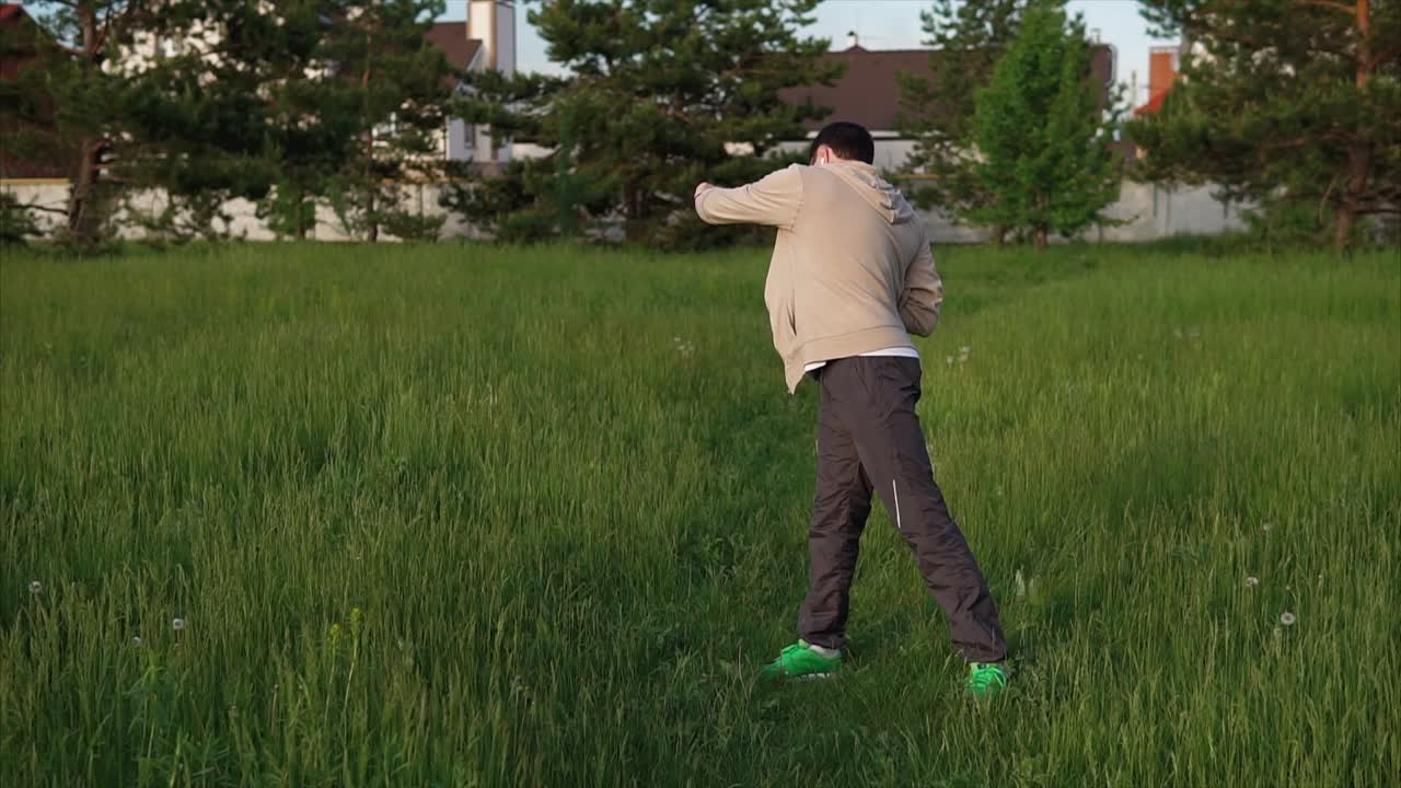 야외에서 운동하는 남자