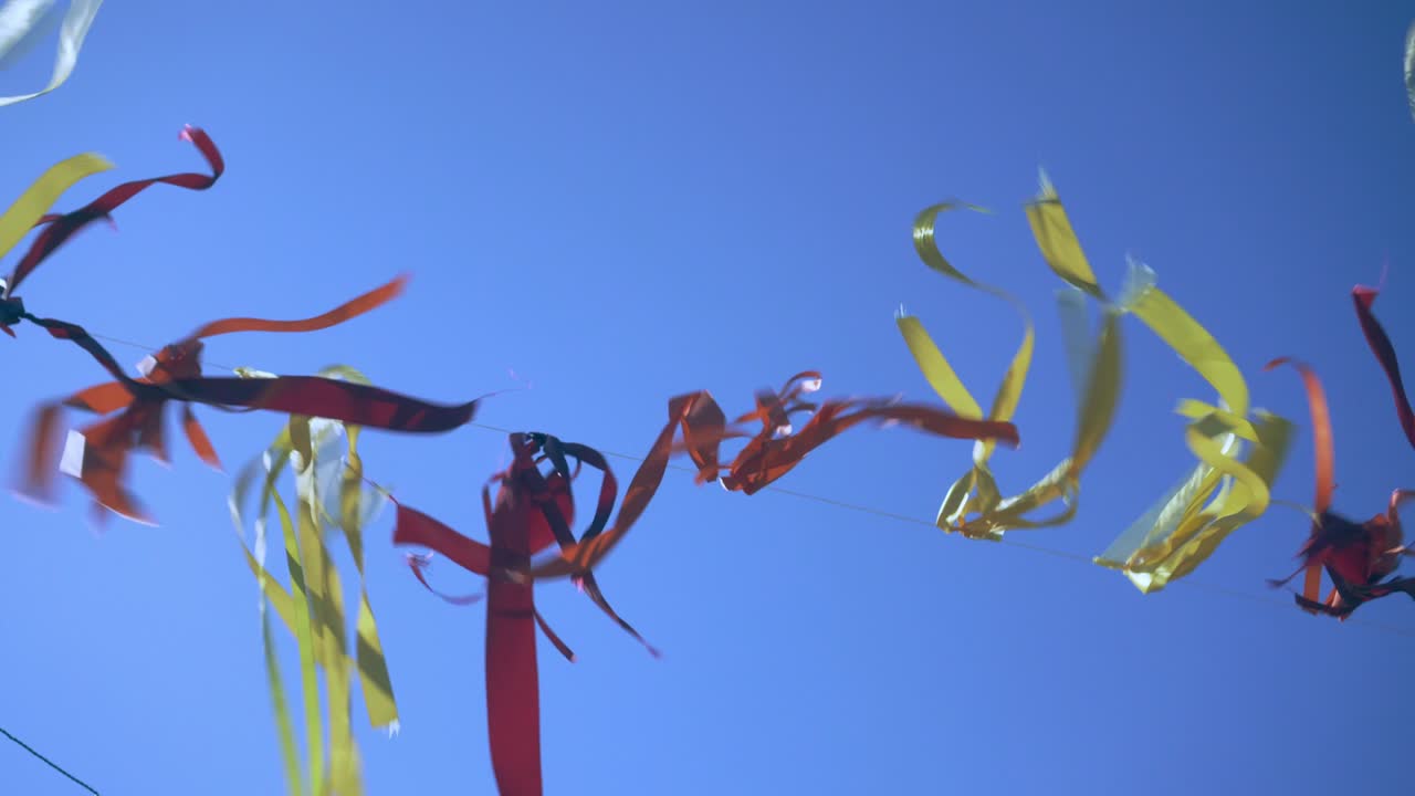 바람에 날아다니는 다채로운 리본은 휴일의 장식입니다.