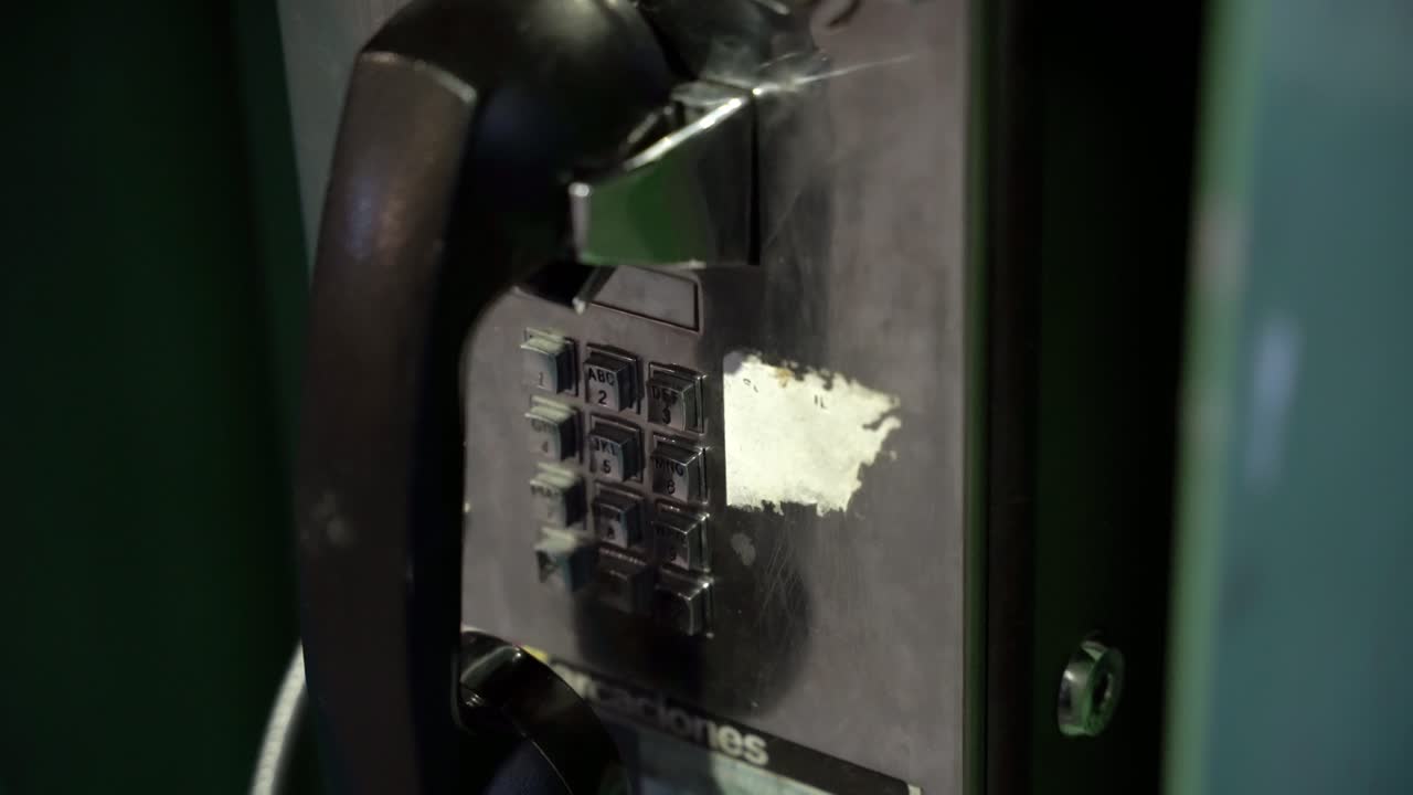 오래된 전화 박스를 닫습니다