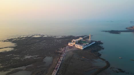 Haji-Ali-Dargah-–-Drohnenaufnahmen-Aus-Mumbai,-Atemberaubende-Luftaufnahme-Von-Indien,-Mumbai