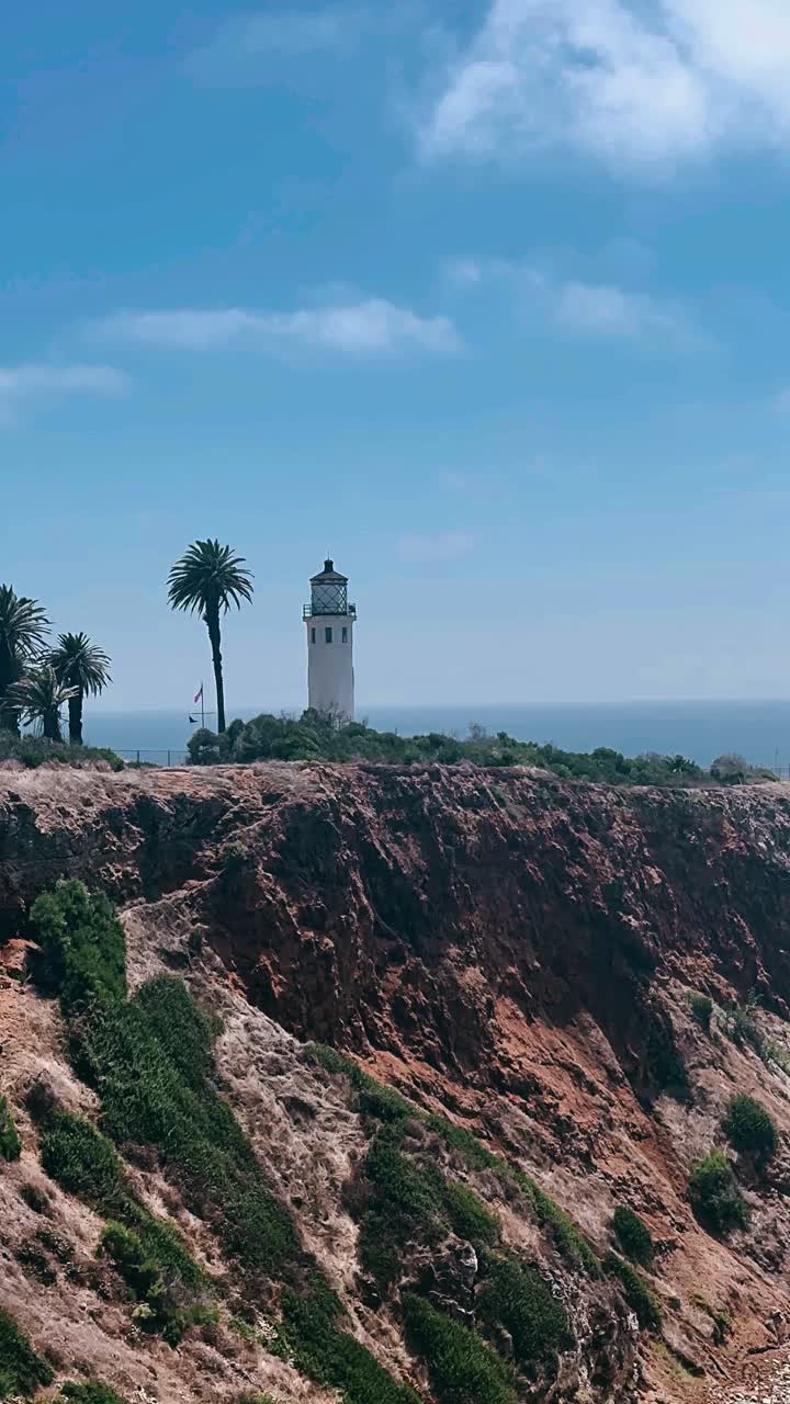 Faros en un acantilado con vistas al océano
