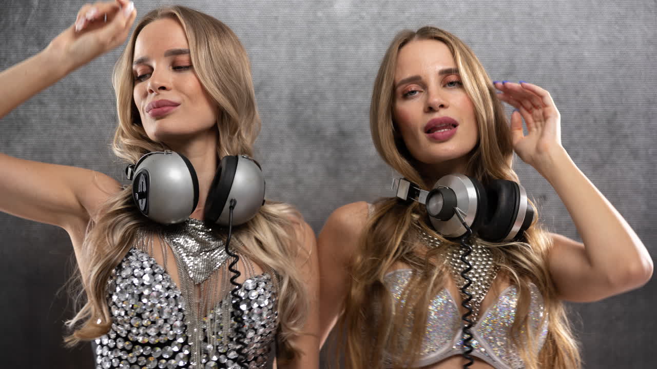 bailarinas gemelas idénticas en trajes de plata brillantes