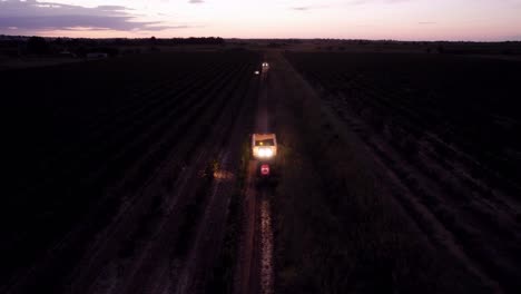 conducción de tractores en la oscuridad de la madrugada entre los campos