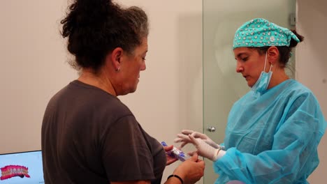el dentista discute los beneficios de un cepillo de dientes y una pasta de dientes adecuados con el paciente, 4k