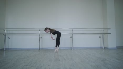 joven bailarina practicando movimientos de baile en el estudio