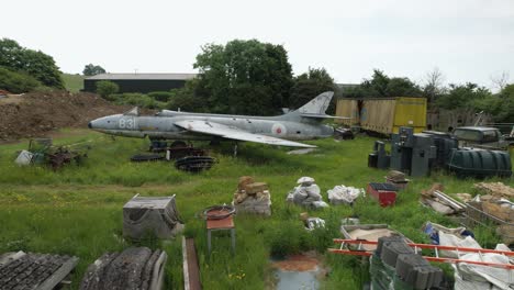 Schrottplatz,-Britisches-Feld-Mit-Ausrangierter-Hawker-Hunter-Kampfflugzeugseite,-Niedrige-Luftaufnahme