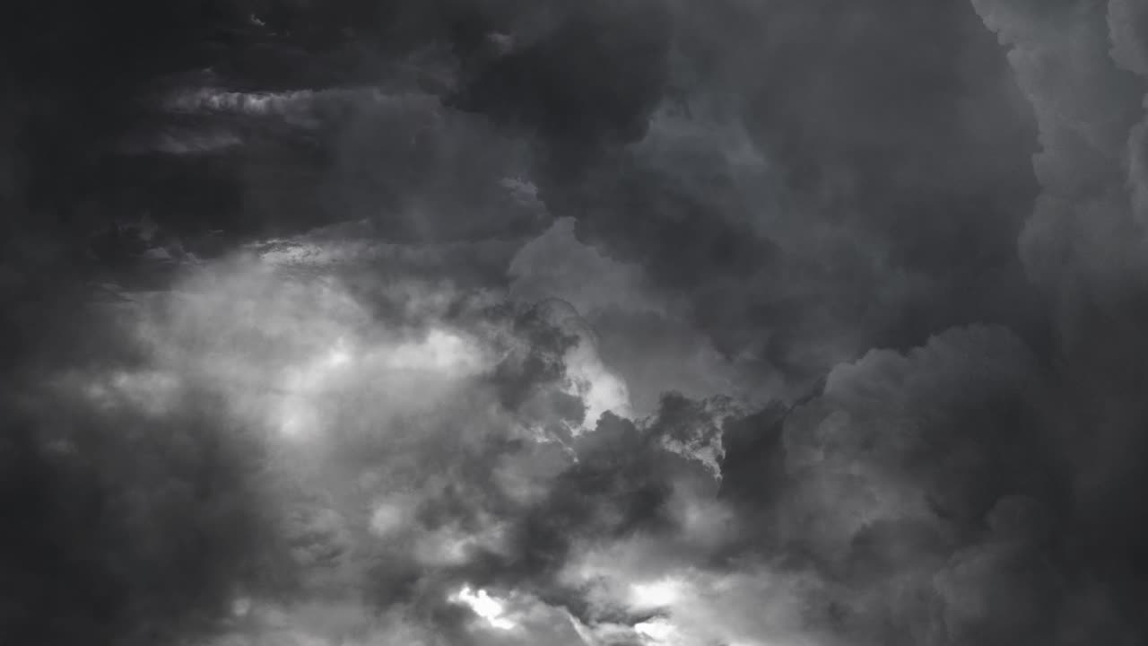 hacia la tormenta que ocurrió por encima del cielo oscuro