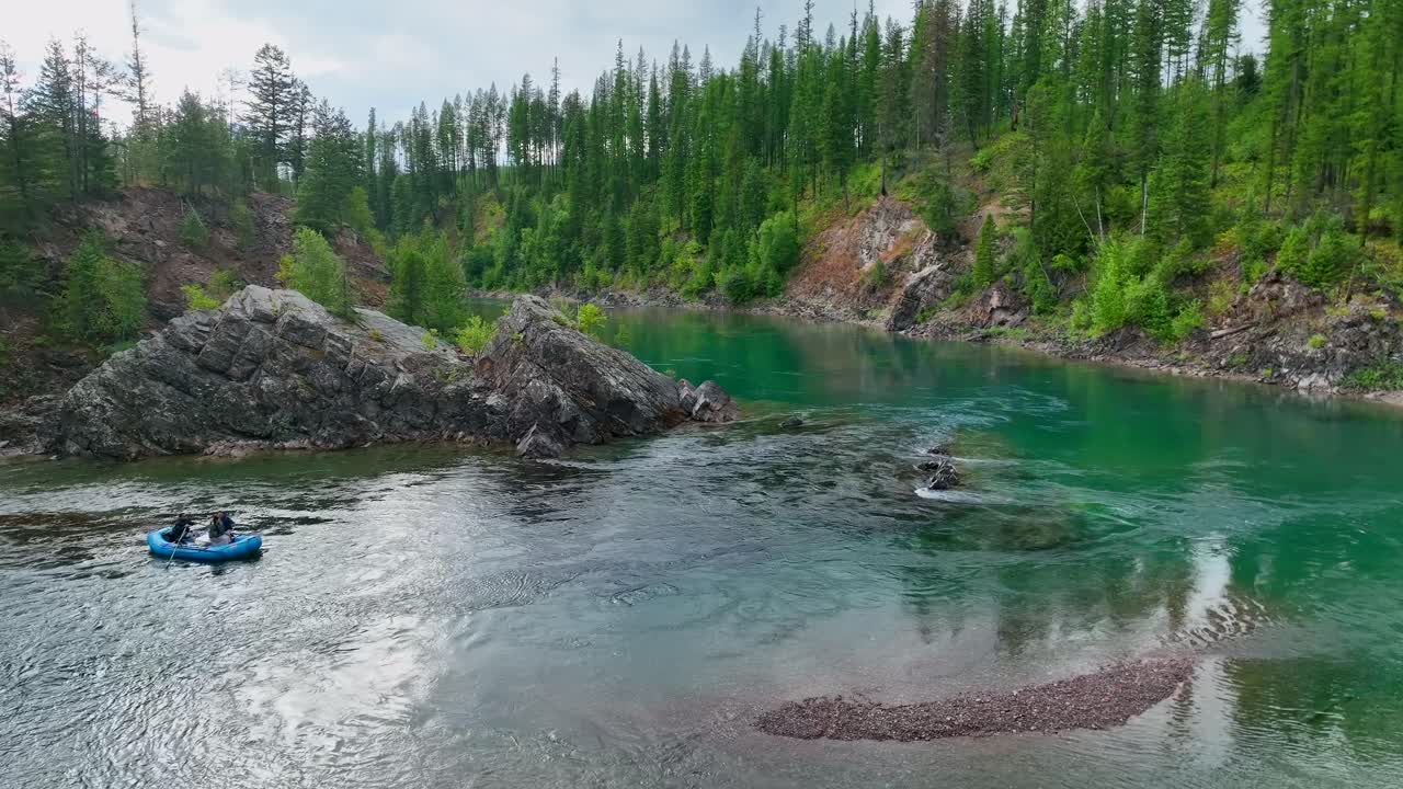 vigas a lo largo de los rápidos en el río flathead cerca del parque nacional de los glaciares en montana, ee.uu.