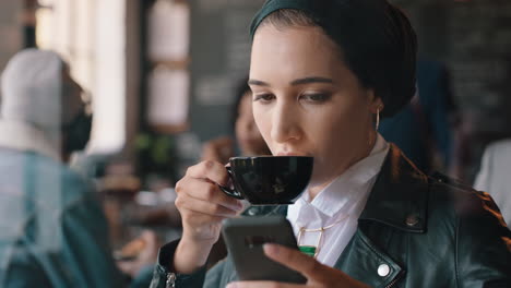 Hermosa-Mujer-Usando-Un-Teléfono-Inteligente-Tomando-Café-En-Una-Cafetería-Enviando-Mensajes-De-Texto-Compartiendo-Mensajes-En-Las-Redes-Sociales-Disfrutando-De-La-Tecnología-Móvil