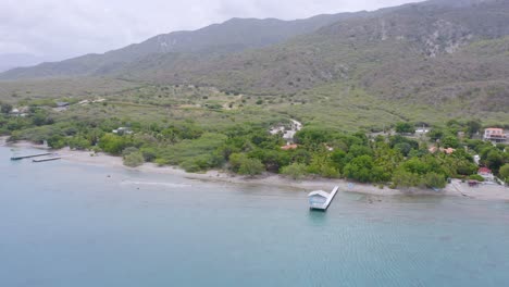 gazebo de madera en el muelle de la bahía de ocoa en la república dominicana