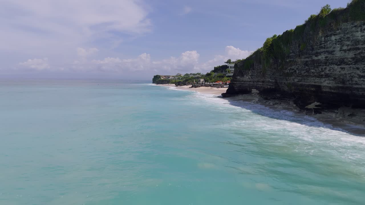La spiaggia di Dreamland dietro le scogliere a Bali