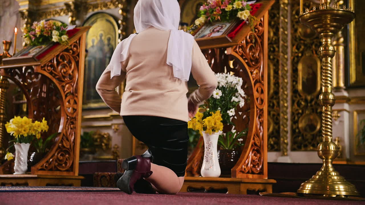 старуха в церкви.