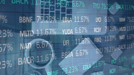 Animación-Del-Procesamiento-De-Datos-Del-Mercado-De-Valores-Sobre-Un-Primer-Plano-De-Equipos-De-Oficina-Sobre-Una-Superficie-De-Madera