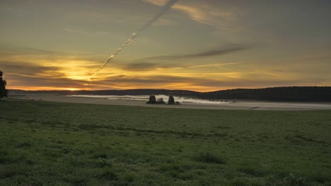 Zeitraffer-Des-Sonnenaufgangs-über-Feld-Mit-See