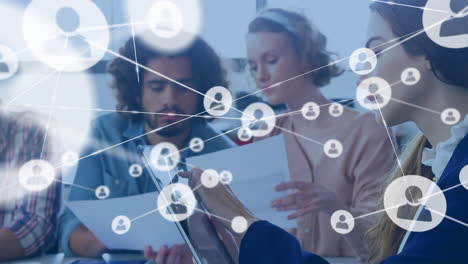 animación de la red de conexiones entre diversos empresarios que utilizan dispositivos electrónicos