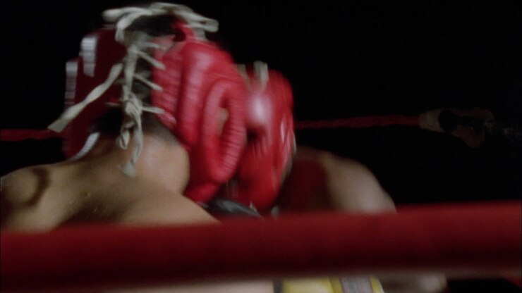 Dos hombres tienen un combate de boxeo 1