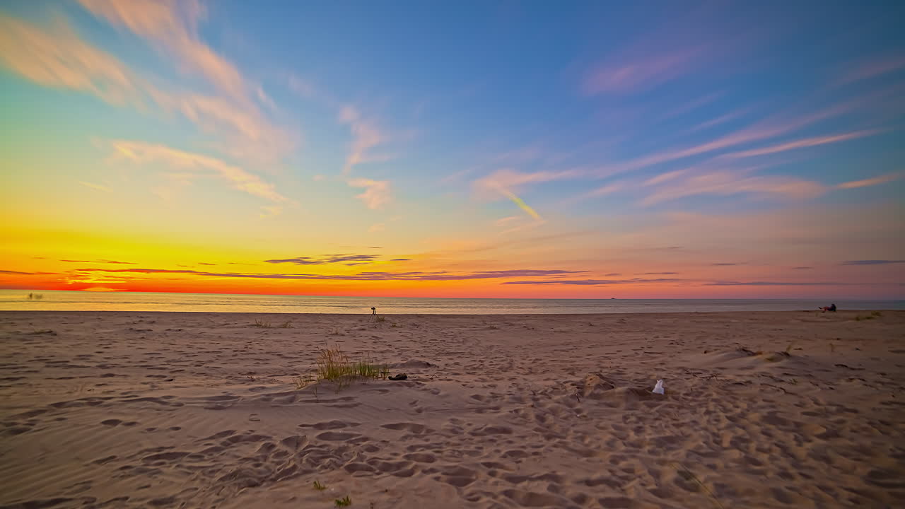 trapos de kolkas, letonia - hermoso paisaje de playa con coloridas nubes rodantes y puesta de sol dorada en el horizonte