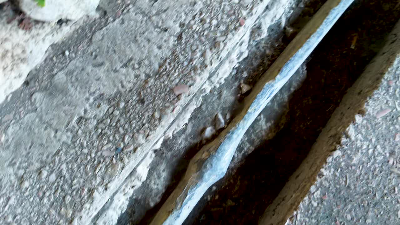 역사적인 도시 폼페이의 유적에 있는 목욕장에 설치된 오래된 파이프의 세부적인 모습