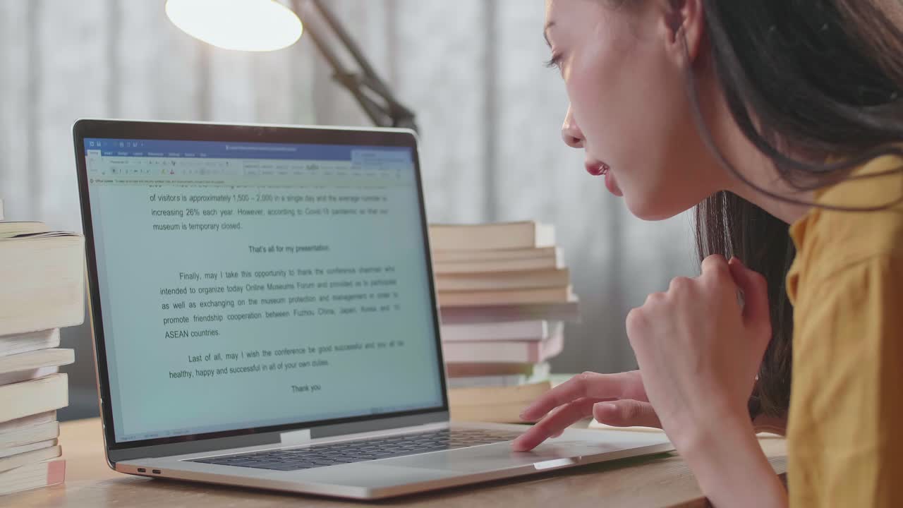 여자 는 노트북 에서 기쁜 마음 으로 프레젠테이션 을 하고 있다