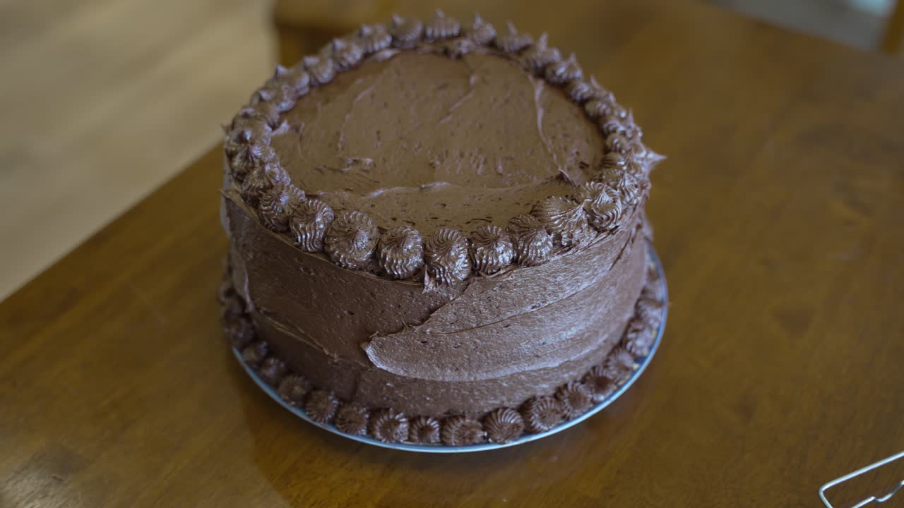 un pastel de chocolate casero de varias capas listo para comer