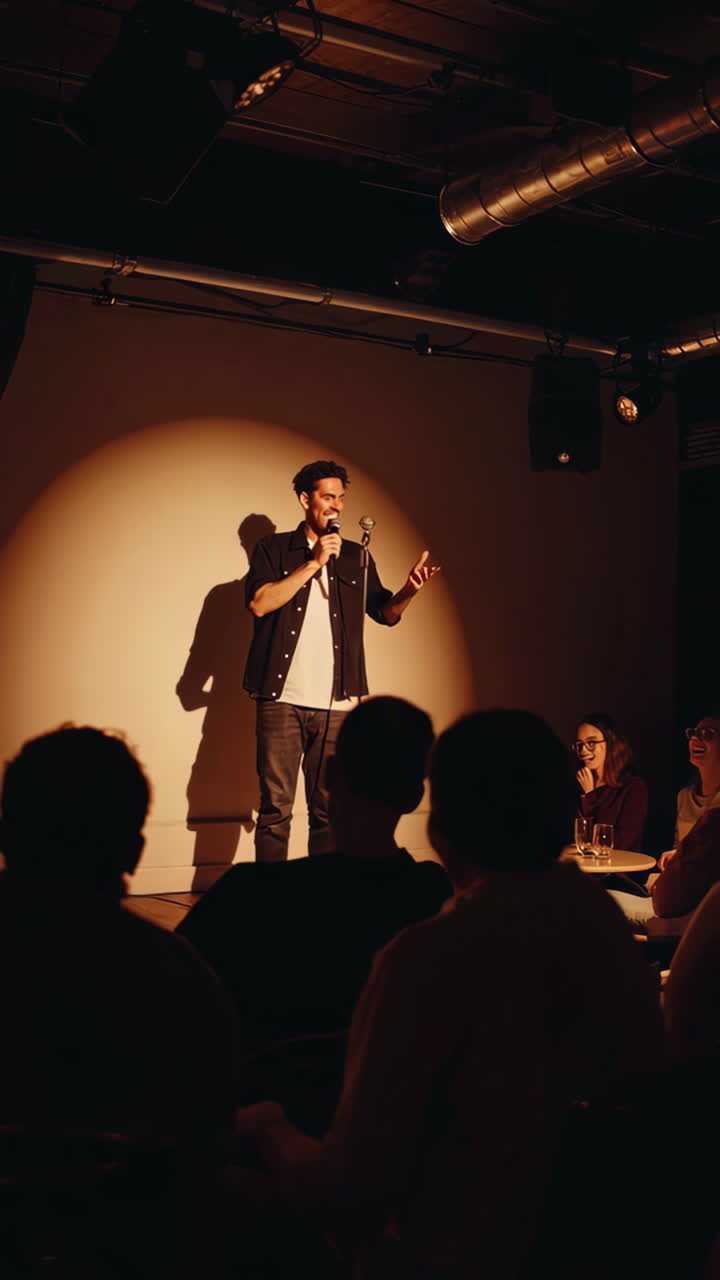 Komiker som fremfører stand-up-komedie.