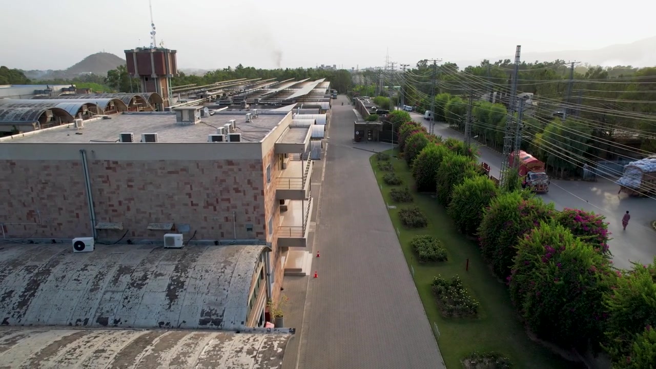 Sorvolo aereo di una fabbrica industriale con pannelli solari sul tetto nel Punjab, Pakistan