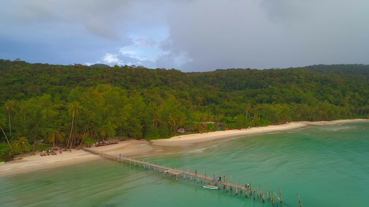 muelle de madera en la isla de koh kut