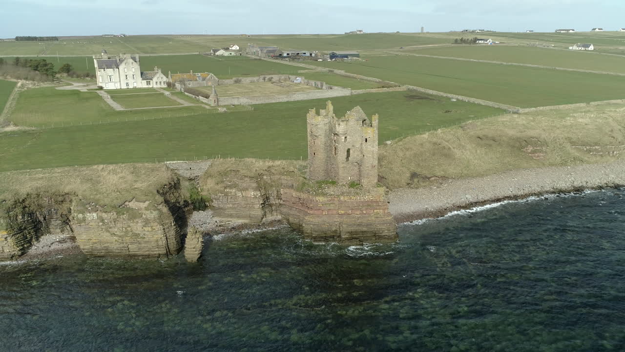 화창한 날, 케이이스니스, 스코틀랜드에서 바다를 향해 키스 성에서 뒤로 물러나는 항공 샷